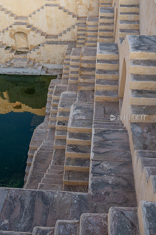 印度拉贾斯坦邦斋浦尔琥珀堡附近的Panna Meena Ka Kund历史台阶井的美丽建筑